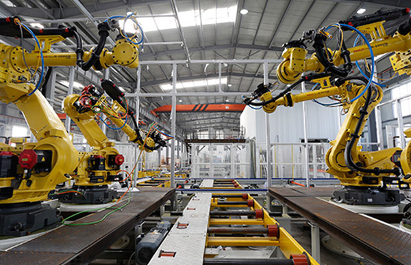 通用白車(chē)身頂蓋焊接現(xiàn)場(chǎng)