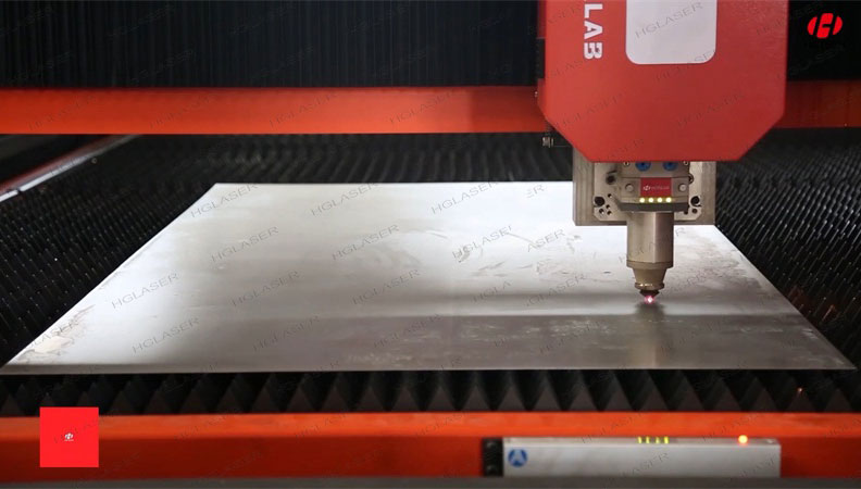 床身為整體焊接結構，橫梁為鑄鋁件，均經多次時效處理，動態響應好。